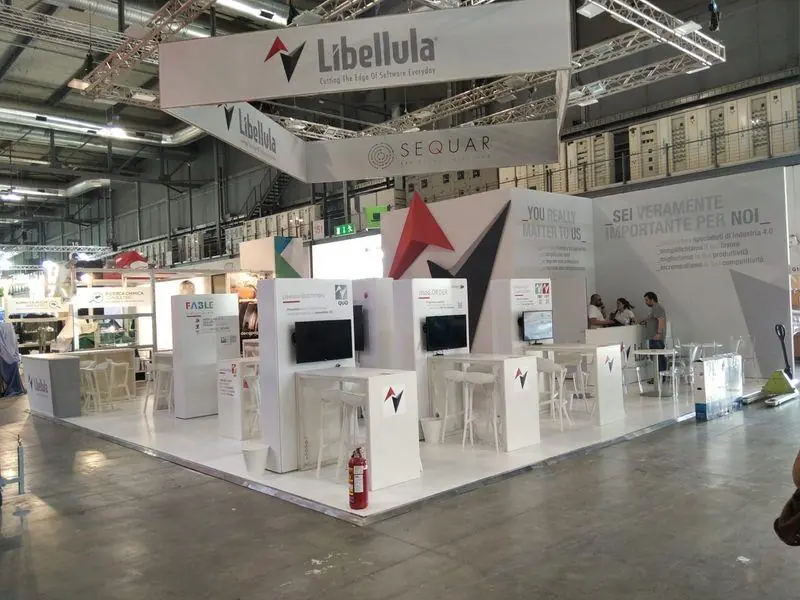 Stand Libellula con insegna sospesa e tavolini
