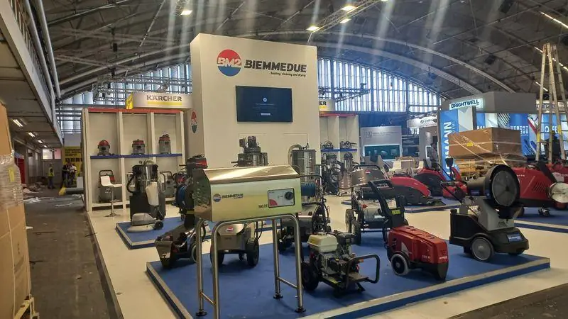 Stand Siemmedue con macchine per la pulizia rosse