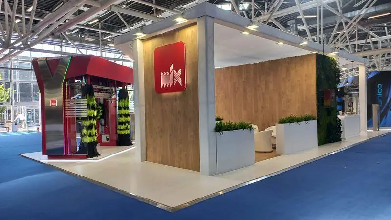 Stand con pannelli in legno e sagoma colorata