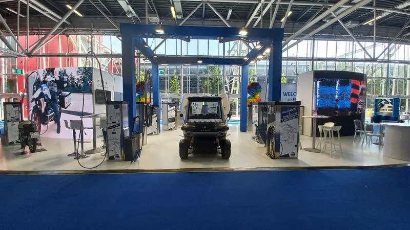 Stand con struttura blu e veicolo elettrico