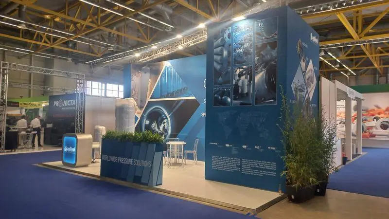 Stand con pannelli blu e pianta