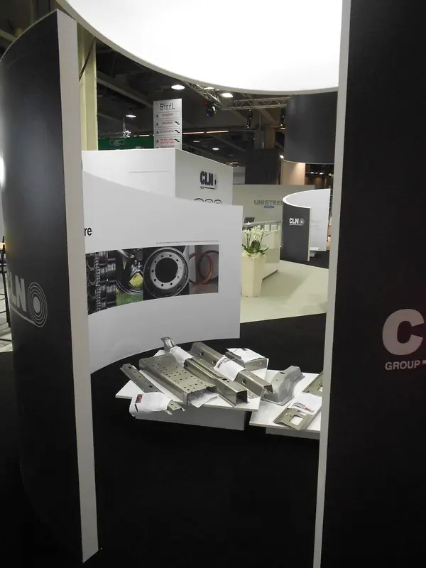 Dettaglio di uno stand con pannello nero e prodotti metallici esposti