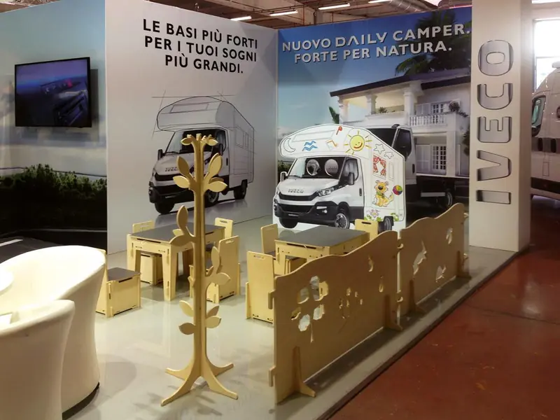 Stand Iveco con camper in grafica e arredi in legno