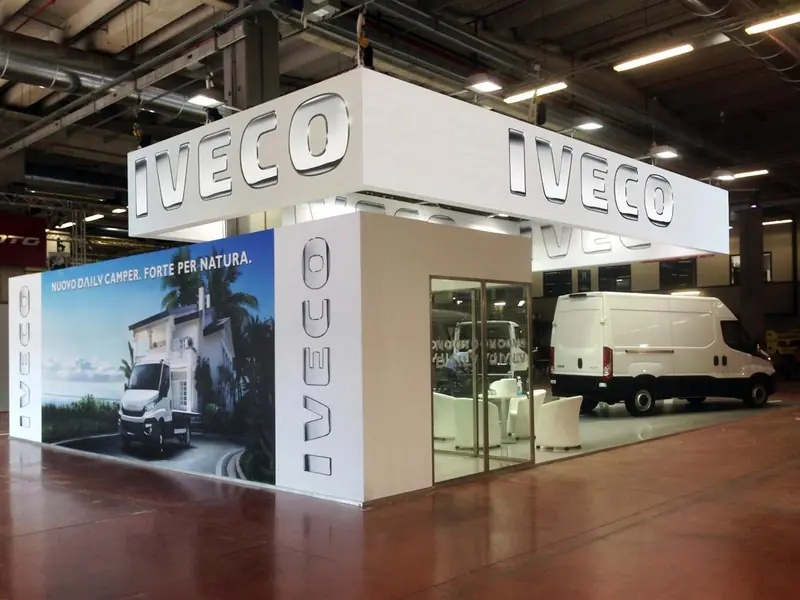 Stand Iveco bianco con furgone esposto
