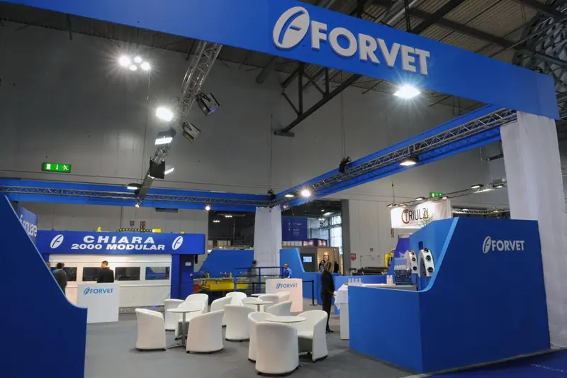 Stand Forvet blu con salotto bianco