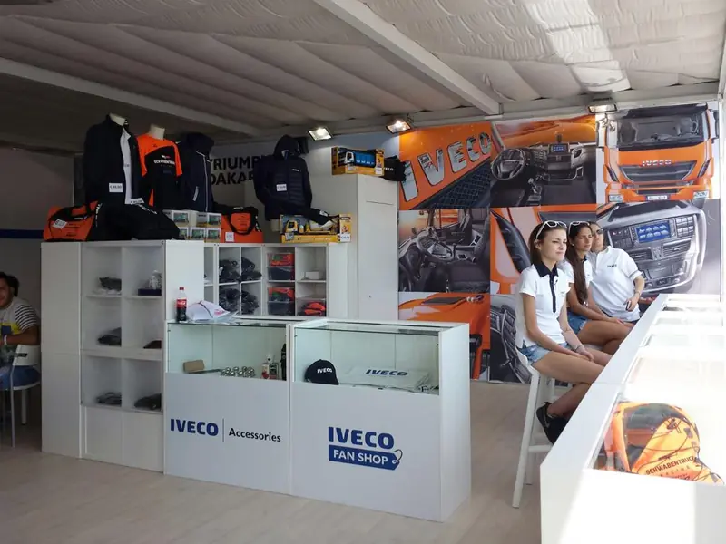 Area Iveco Fan Shop con accessori e due persone sedute
