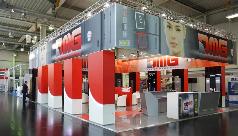 Stand DMG con pannelli grafici rossi