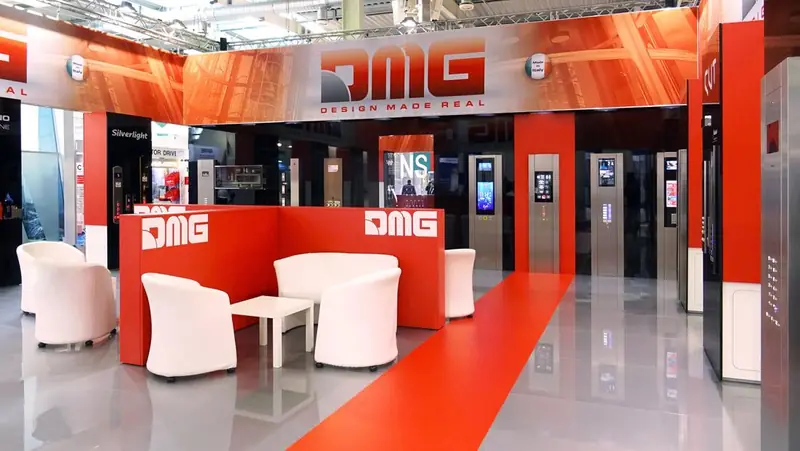 Stand DMG con poltroncine bianche e moquette rossa