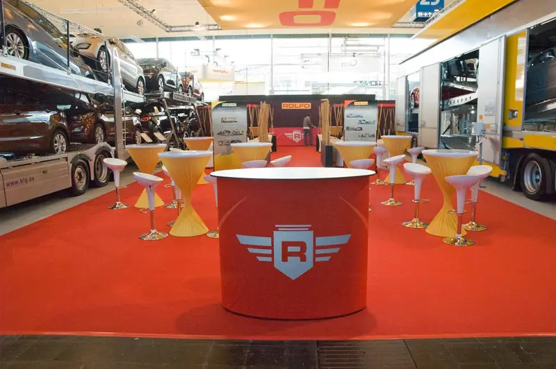 Stand con camion e banco rosso circolare con logo
