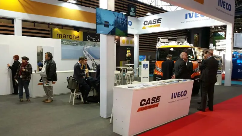Stand Case e Iveco con bancone e visitatori