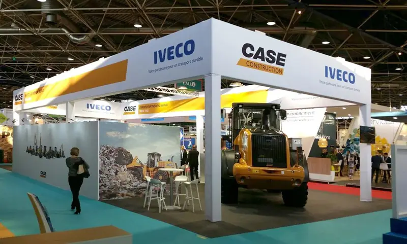 Stand Iveco e Case con pala caricatrice