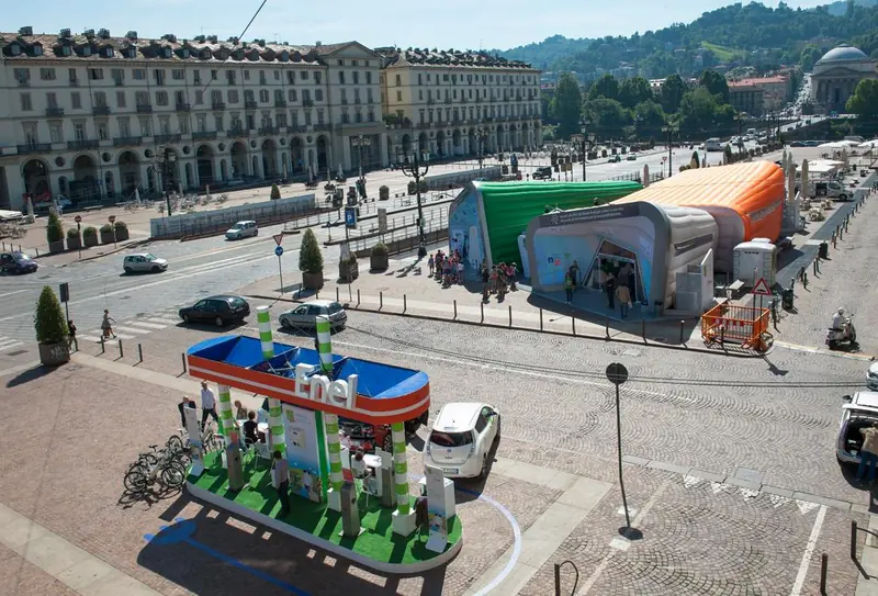 Piazza vista dall'alto con strutture gonfiabili colorate
