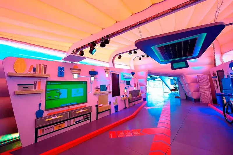 Interno colorato e luminoso con pareti gonfiabili e schermi