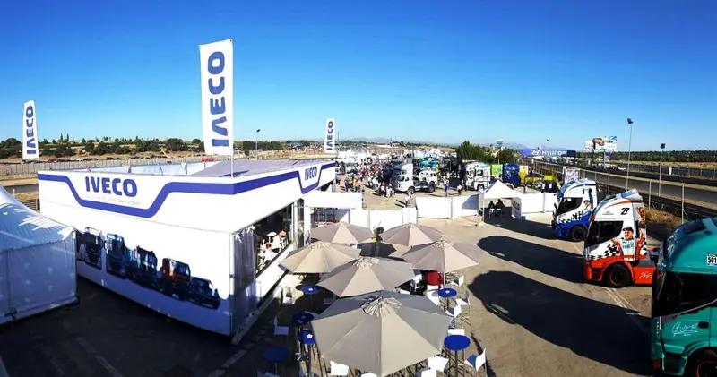 Stand Iveco all'aperto con ombrelloni