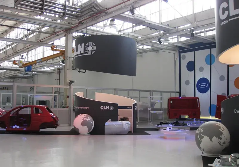 Stand CLN con auto rossa e globi