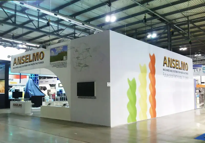 Stand Anselmo bianco con grafiche colorate
