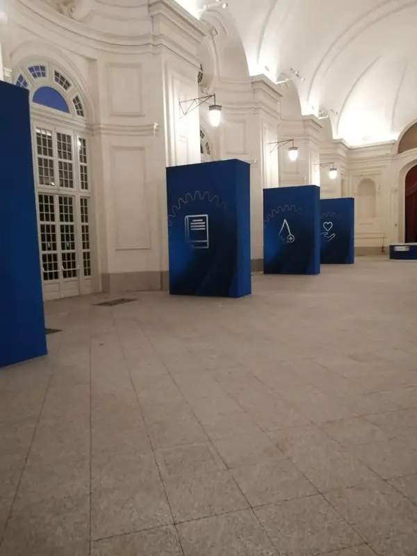 Sala storica con pannelli blu espositivi