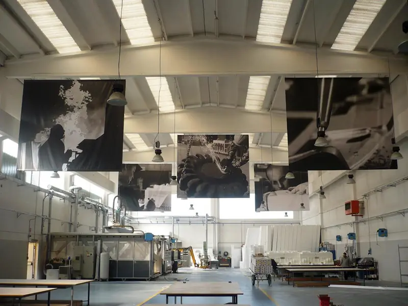 Spazio industriale con grandi fotografie in bianco e nero appese