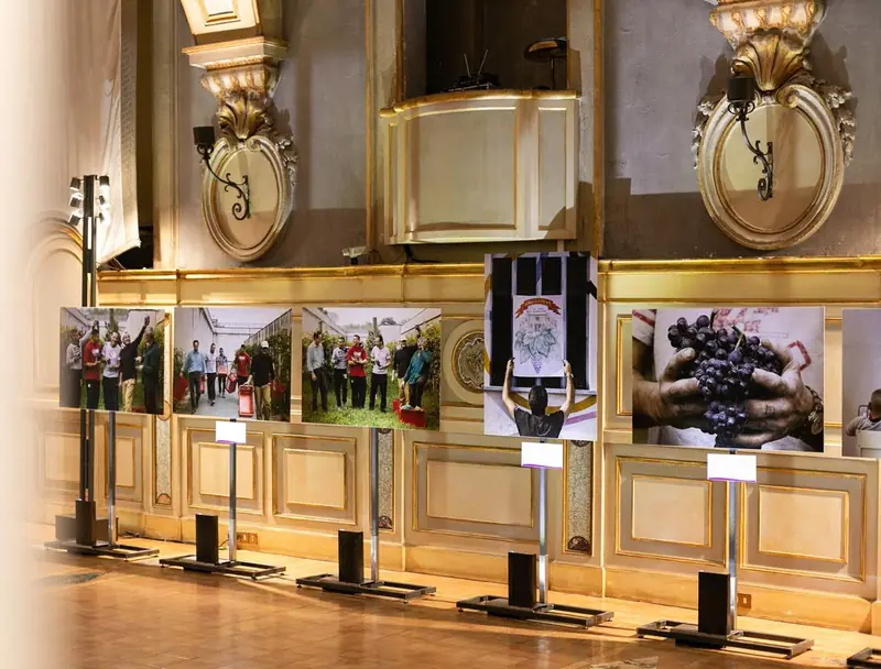 Sala storica con fotografie esposte su supporti