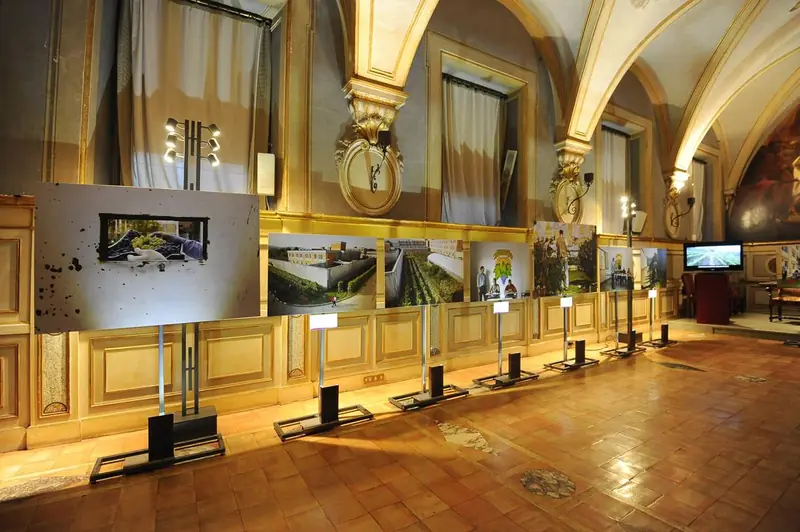 Sala storica con pannelli fotografici su supporti e schermi