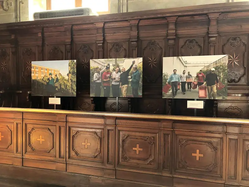 Fotografie di persone esposte davanti a un coro ligneo
