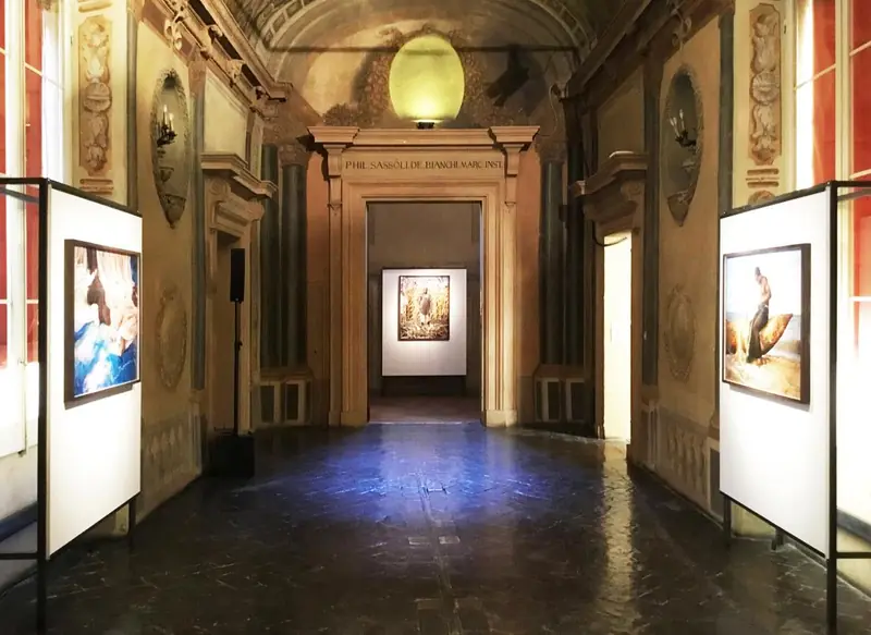 Corridoio storico con pannelli fotografici illuminati