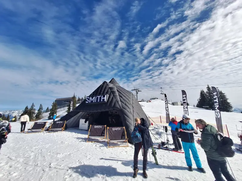 Tenda scura Smith sulla neve con persone