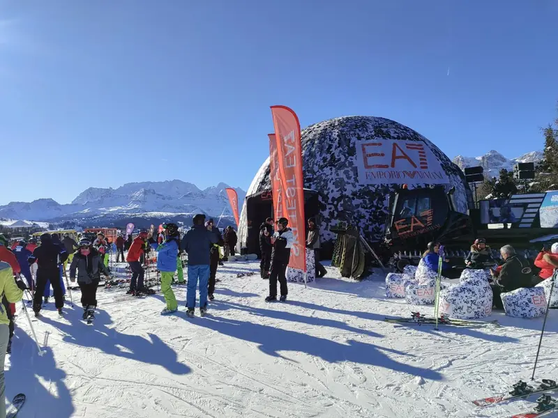 Cupola mimetica EA7 con persone in montagna