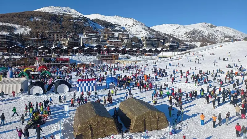 Villaggio con tende e persone sulla pista da sci