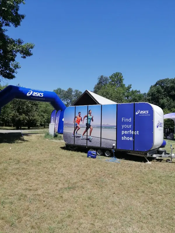 Rimorchio ASICS con arco gonfiabile in un prato