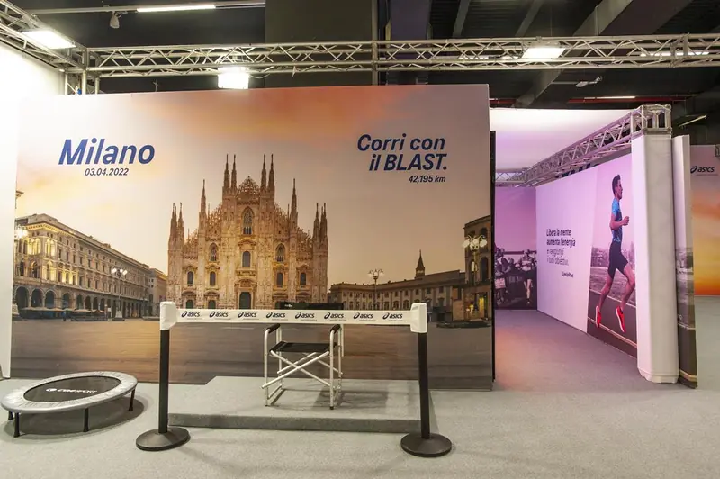 Parete grafica con il Duomo di Milano e la scritta "Corri con il Blast"