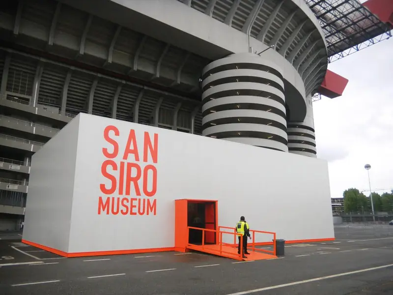 Edificio bianco con la scritta San Siro Museum
