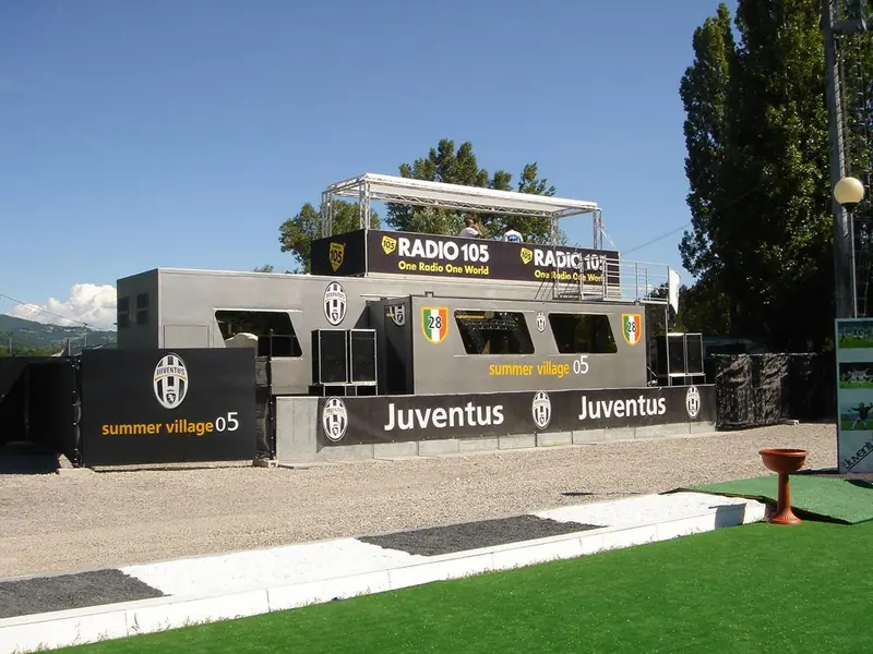 Palco Radio 105 Juventus Summer Village a bordo campo