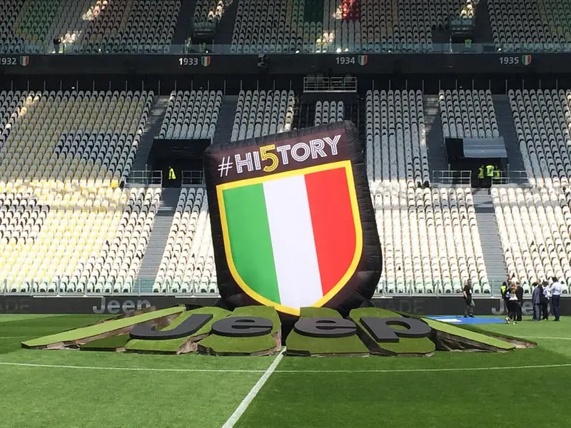 Grande scudetto gonfiabile Hi5tory Jeep a bordo campo in uno stadio