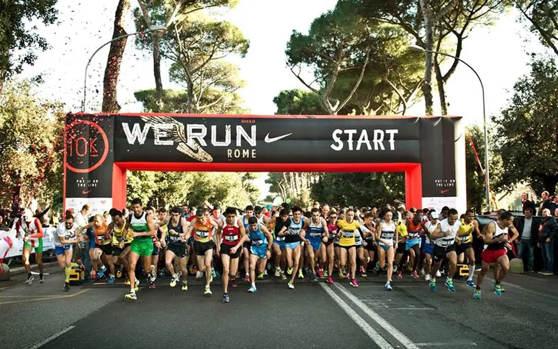 Arco di partenza "We run" con maratoneti