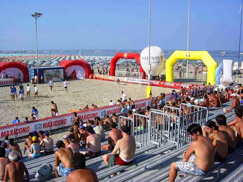 Spiaggia con archi gonfiabili e pubblico sulle tribune