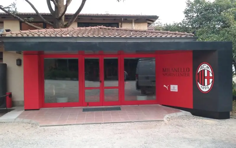 Edificio con vetrate rosse e logo del Milan