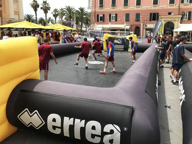 Campo da gioco gonfiabile Errea con persone che giocano in una piazza