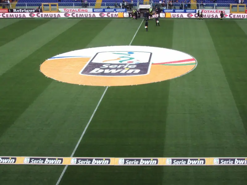Logo Serie bwin sul prato di uno stadio