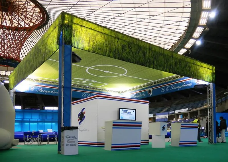 Stand con tetto verde a tema campo da calcio e banconi in uno stadio