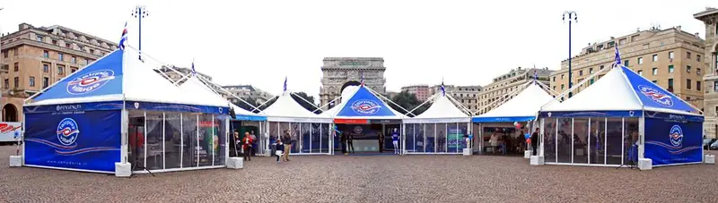 Tendoni blu in una piazza davanti a un arco monumentale