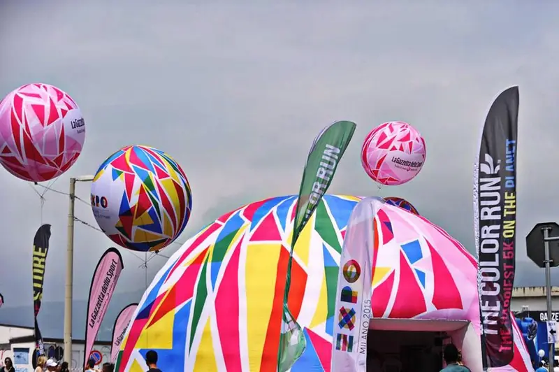 Cupola gonfiabile colorata con palloni e bandiere The Color Run Expo