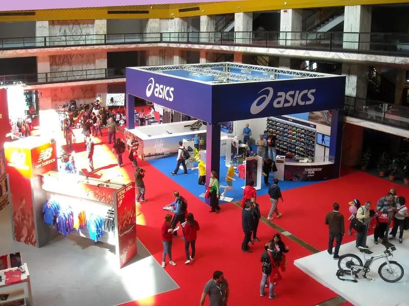 Stand ASICS con moquette rossa visto dall'alto