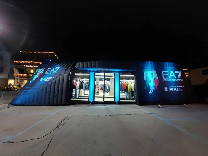 Padiglione gonfiabile EA7 illuminato di notte in una piazza