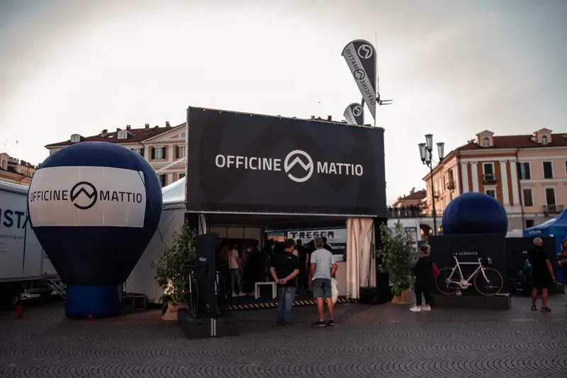 Stand Officine Mattio con palloni gonfiabili blu in una piazza