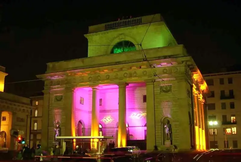 Edificio storico illuminato di rosa e giallo di notte