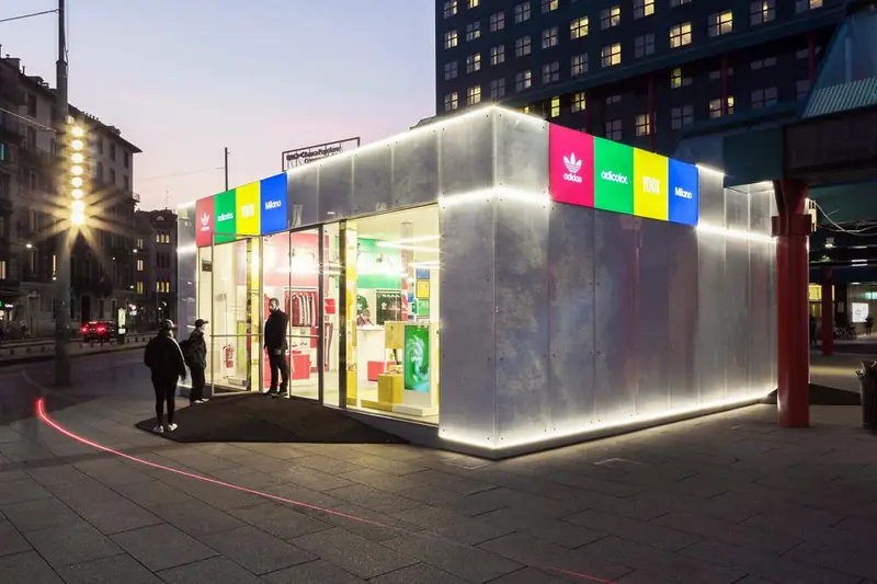Negozio temporaneo Adidas illuminato di sera