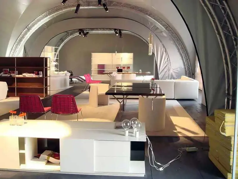 Ambiente arredato con divani e mobili sotto una copertura a tunnel