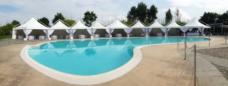 Piscina con gazebo bianchi sullo sfondo