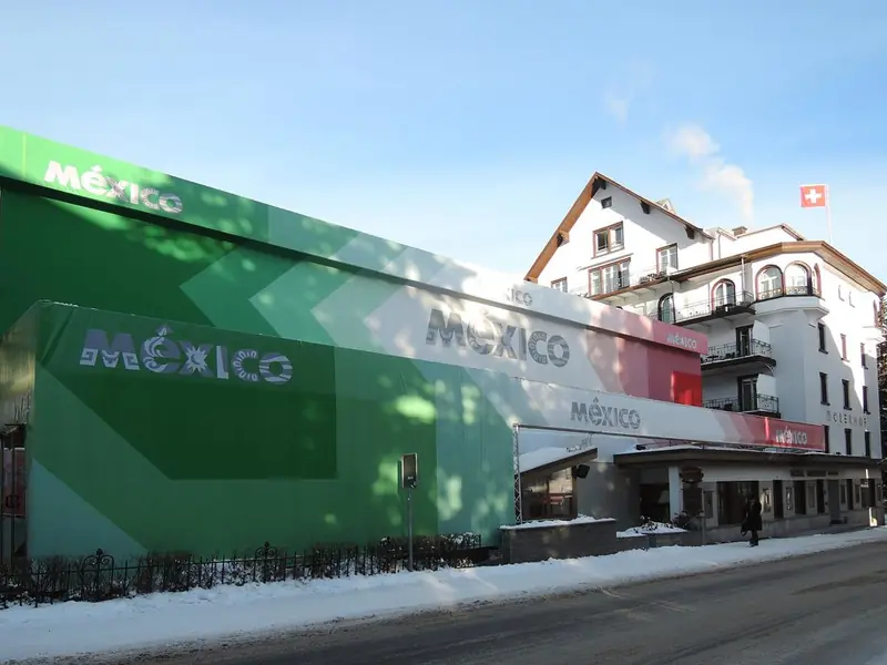 Edificio con facciata verde e rossa con la scritta México, innevato